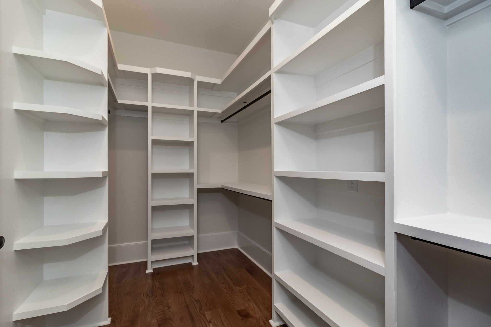 Owner's En-Suite Walk In Closet