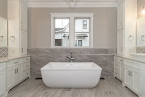 Owner's En-Suite Bath