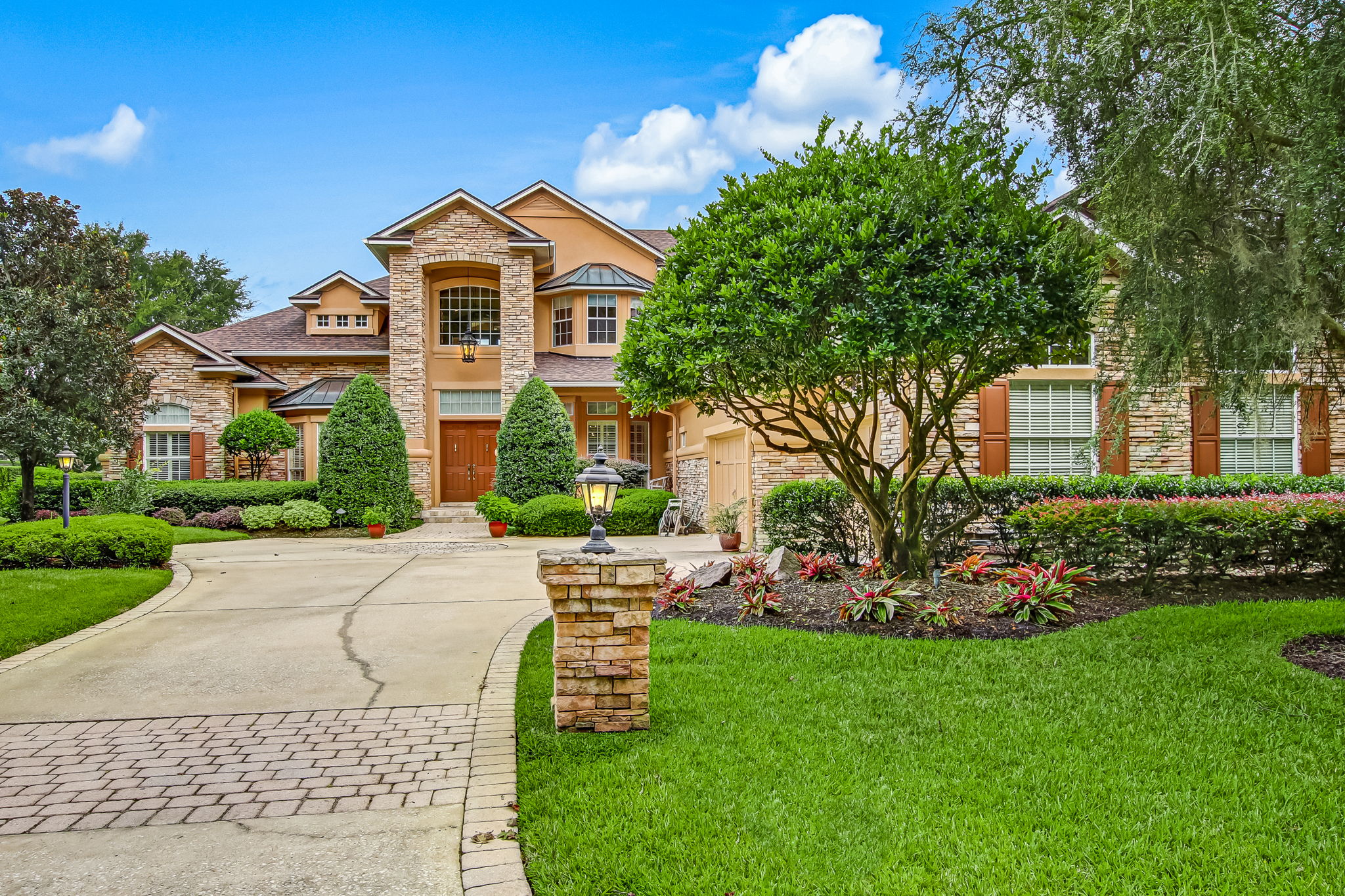 Welcome to 2488 Den St