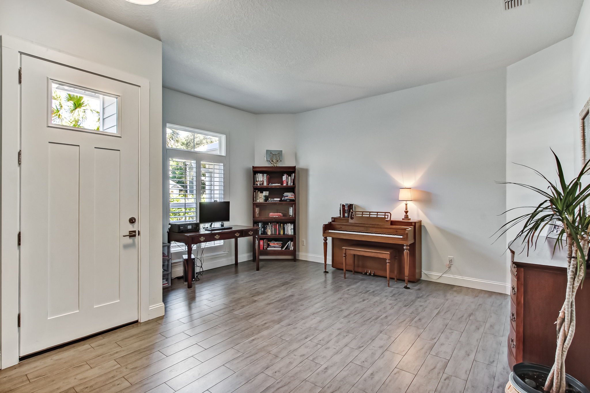 Foyer/Living Room