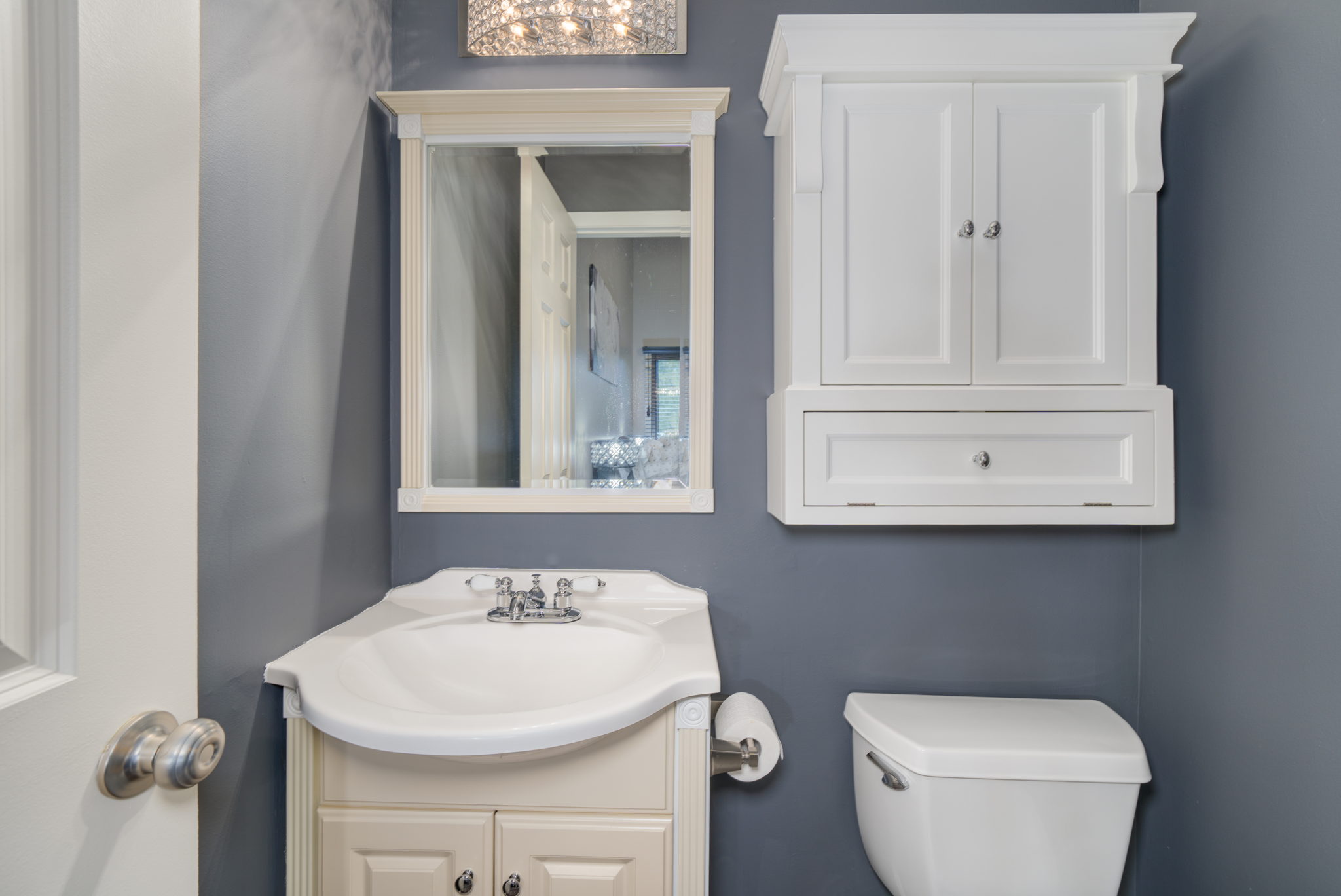 The upper level bathroom.