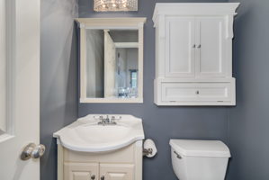 The upper level bathroom.