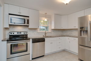 31 Crestwood Rd, West Hartford, CT 06107, US Photo 16