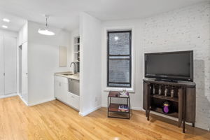 325 W 21st St 12, New York, NY 10011, US Photo 3