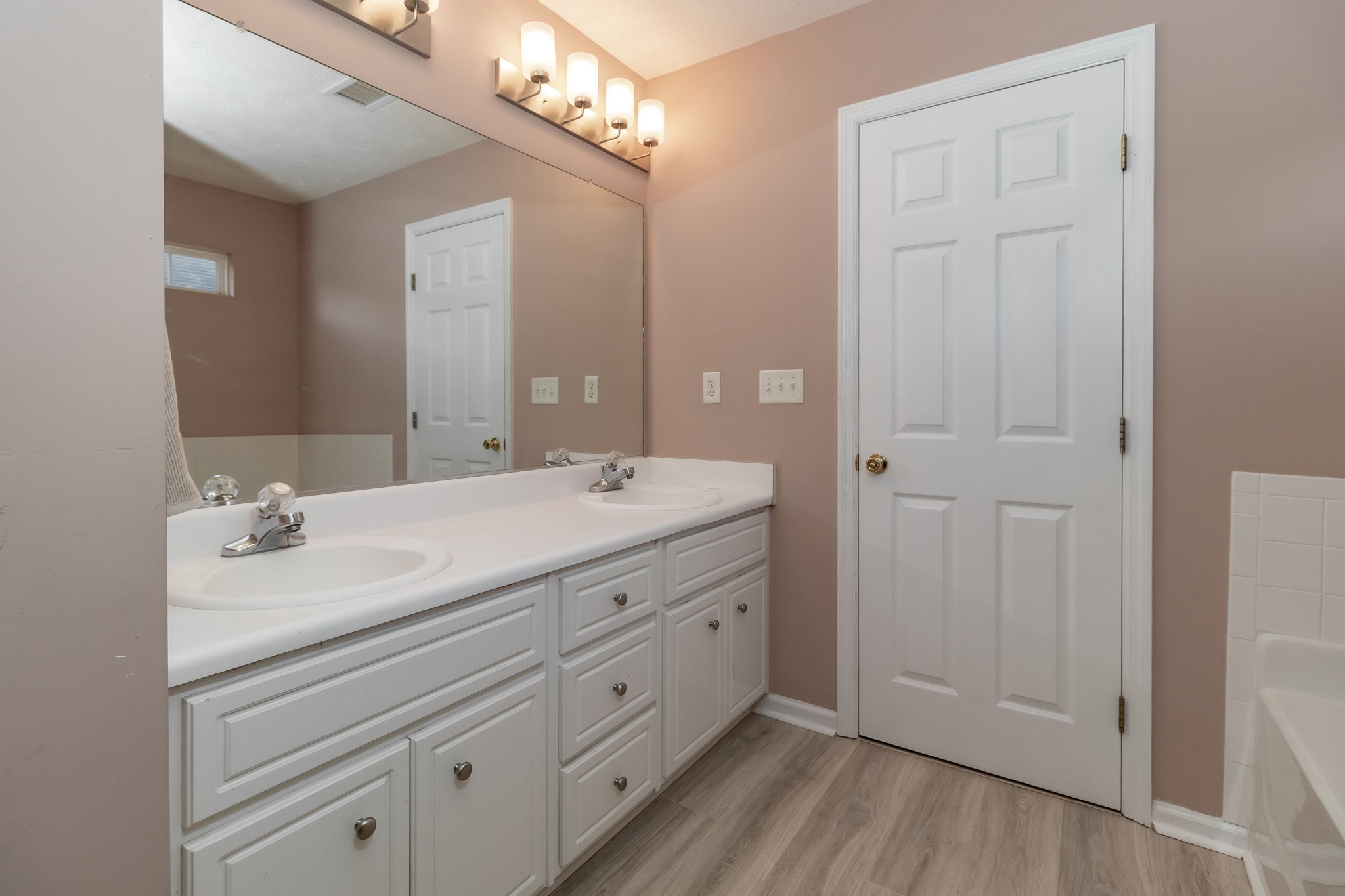 Owner's En-Suite Bath