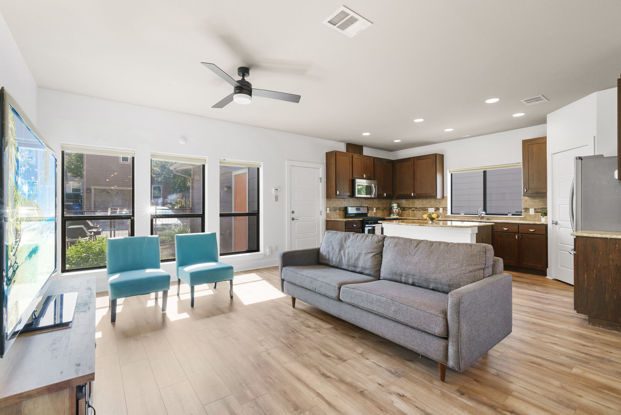 2001 Carlson Dr, Austin, TX 78741, USA Photo 7