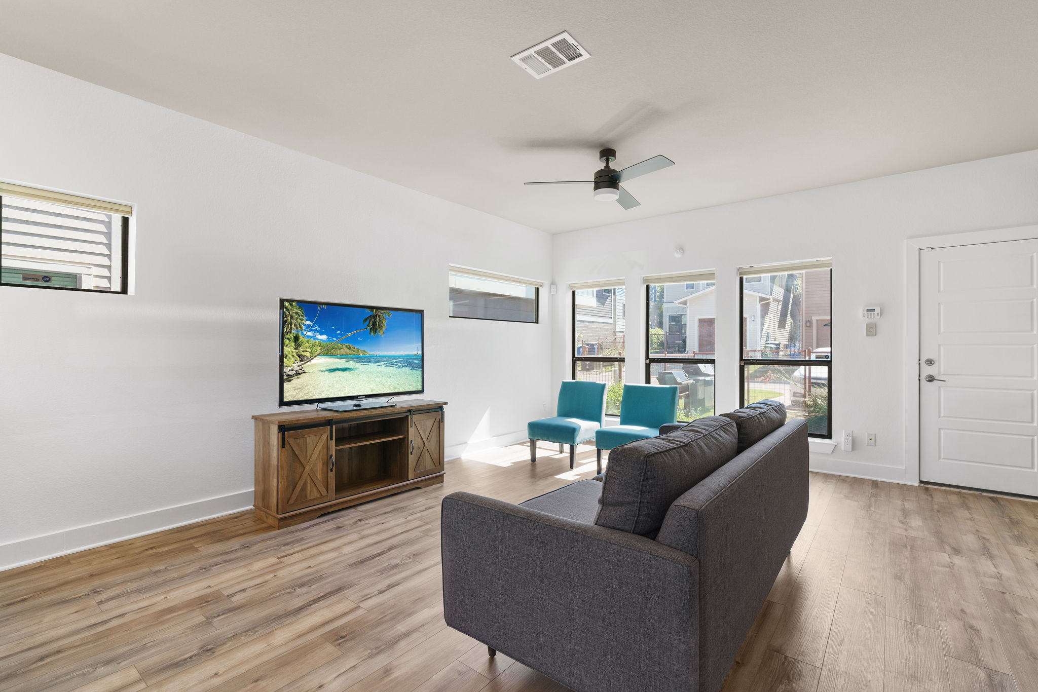 2001 Carlson Dr, Austin, TX 78741, USA Photo 6