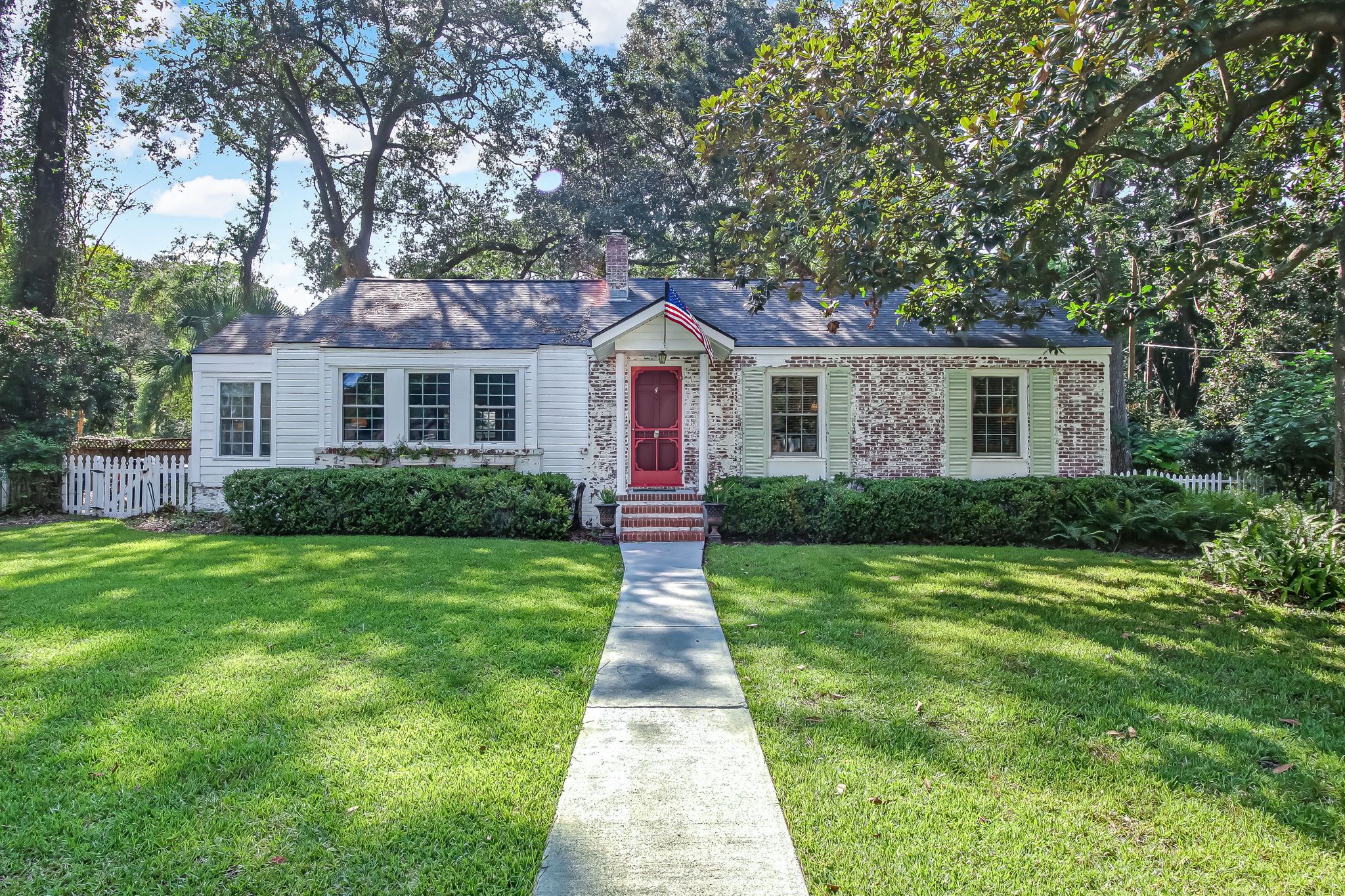 Welcome to 4 Avenue of Pines