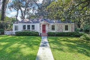 Welcome to 4 Avenue of Pines