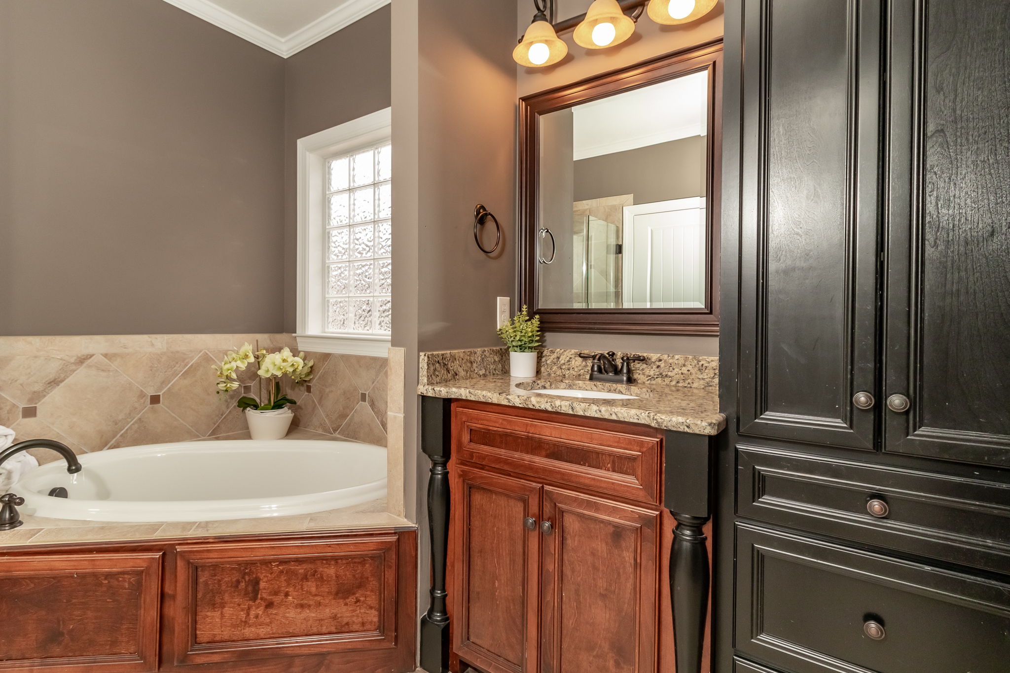Owner's En-Suite Bath