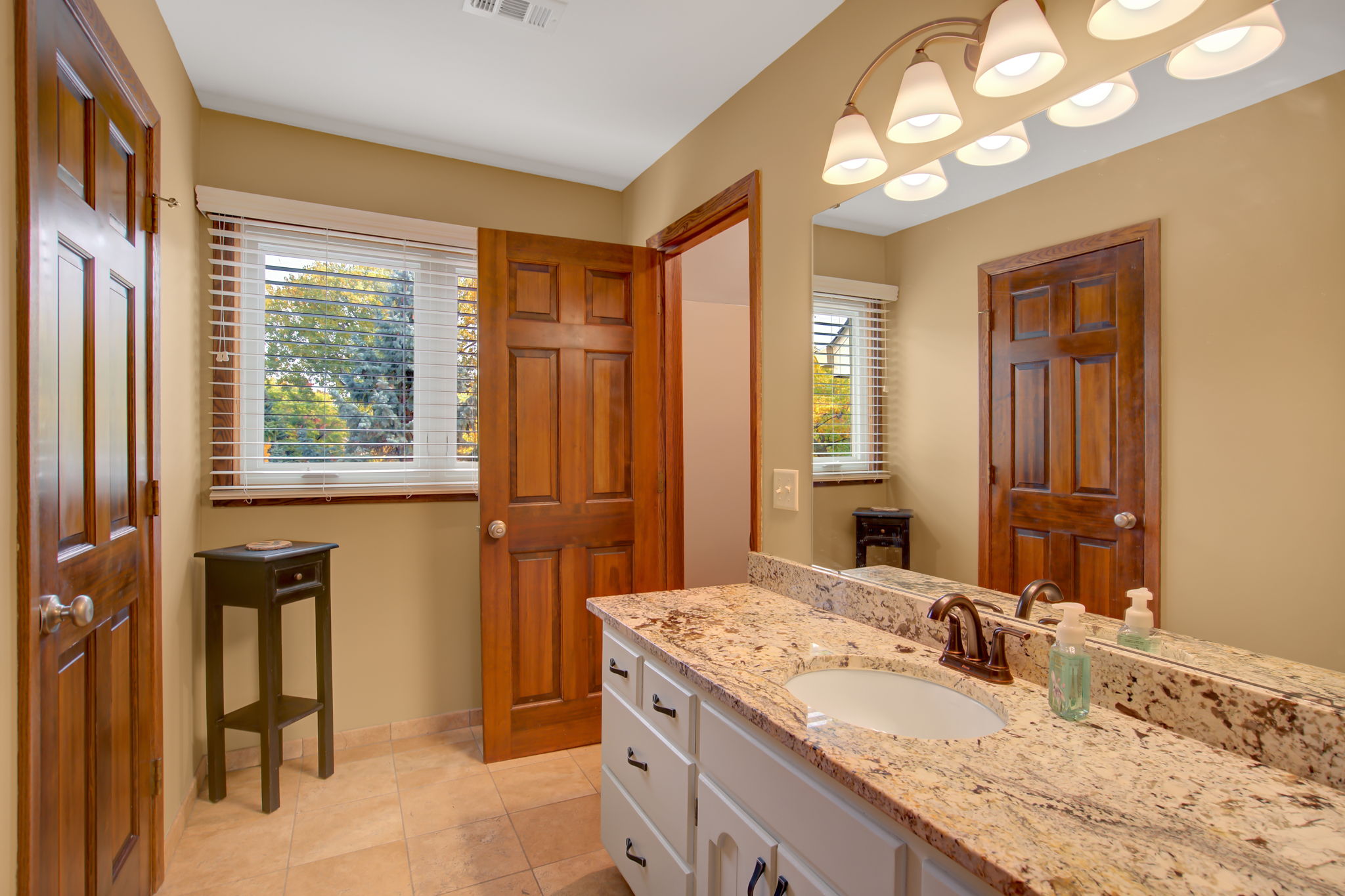 112 Marcin Ln, Burnsville, MN 55337, US Photo 12