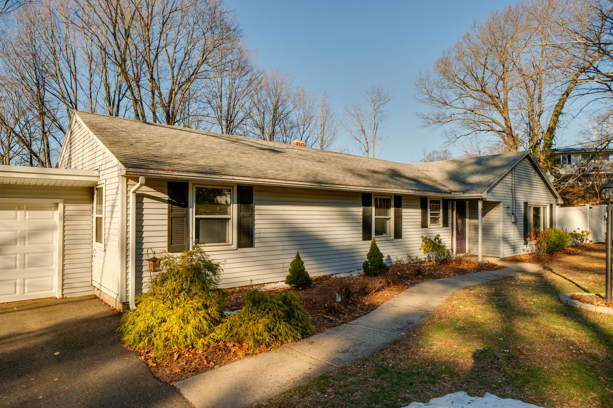 195 Cedarwood Ln, Newington, CT 06111, US Photo 3
