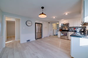 195 Cedarwood Ln, Newington, CT 06111, US Photo 18