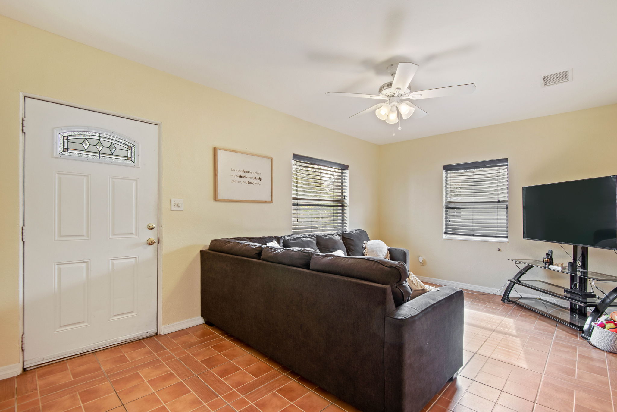704 Lincoln Ave, Tarpon Springs, FL 34689 HDShowings Real Estate