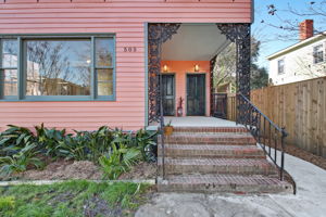 Front Porch/Entrance