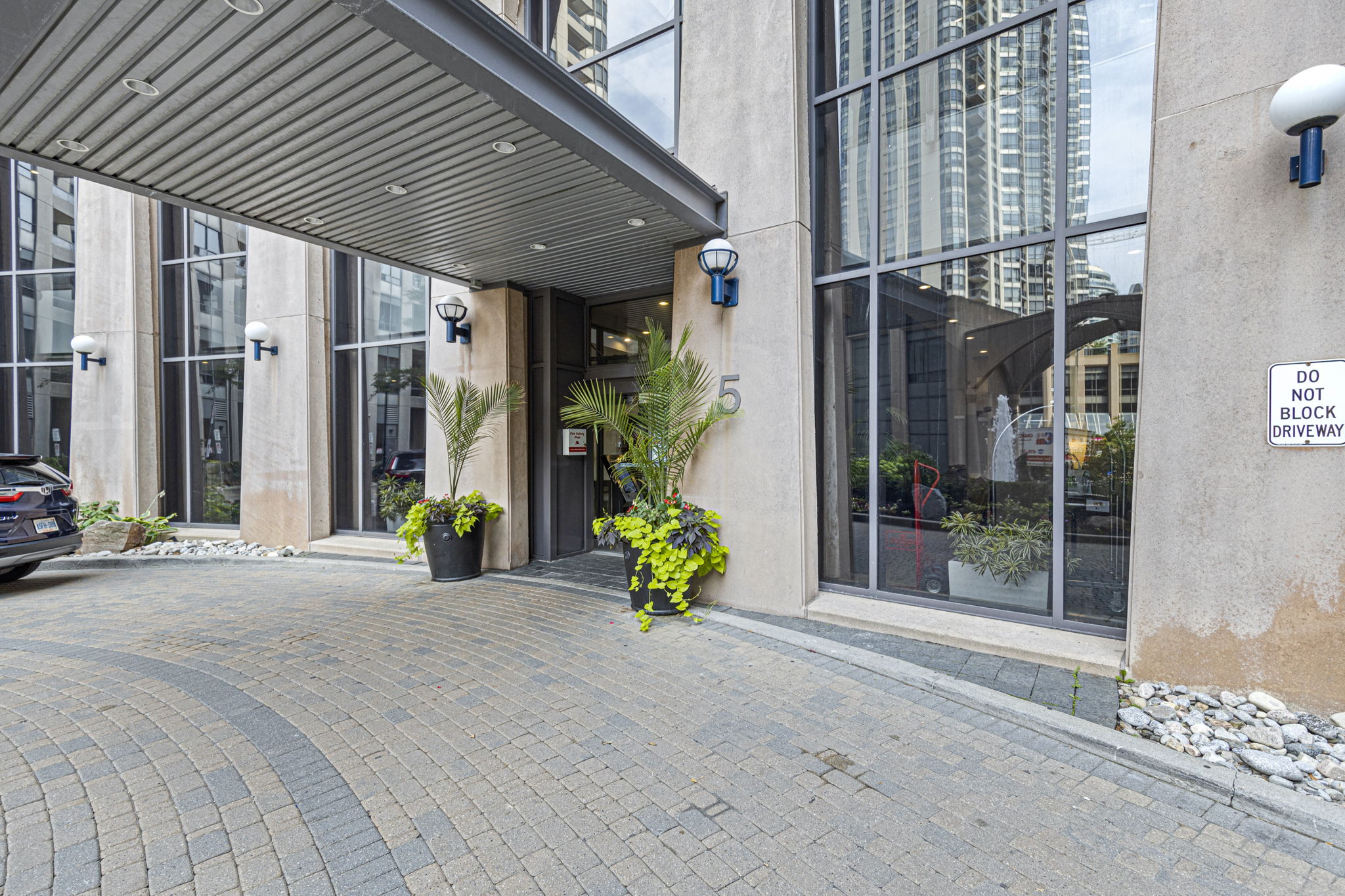 15 Northtown Way, North York, ON M2N 7A2, Canada Photo 2