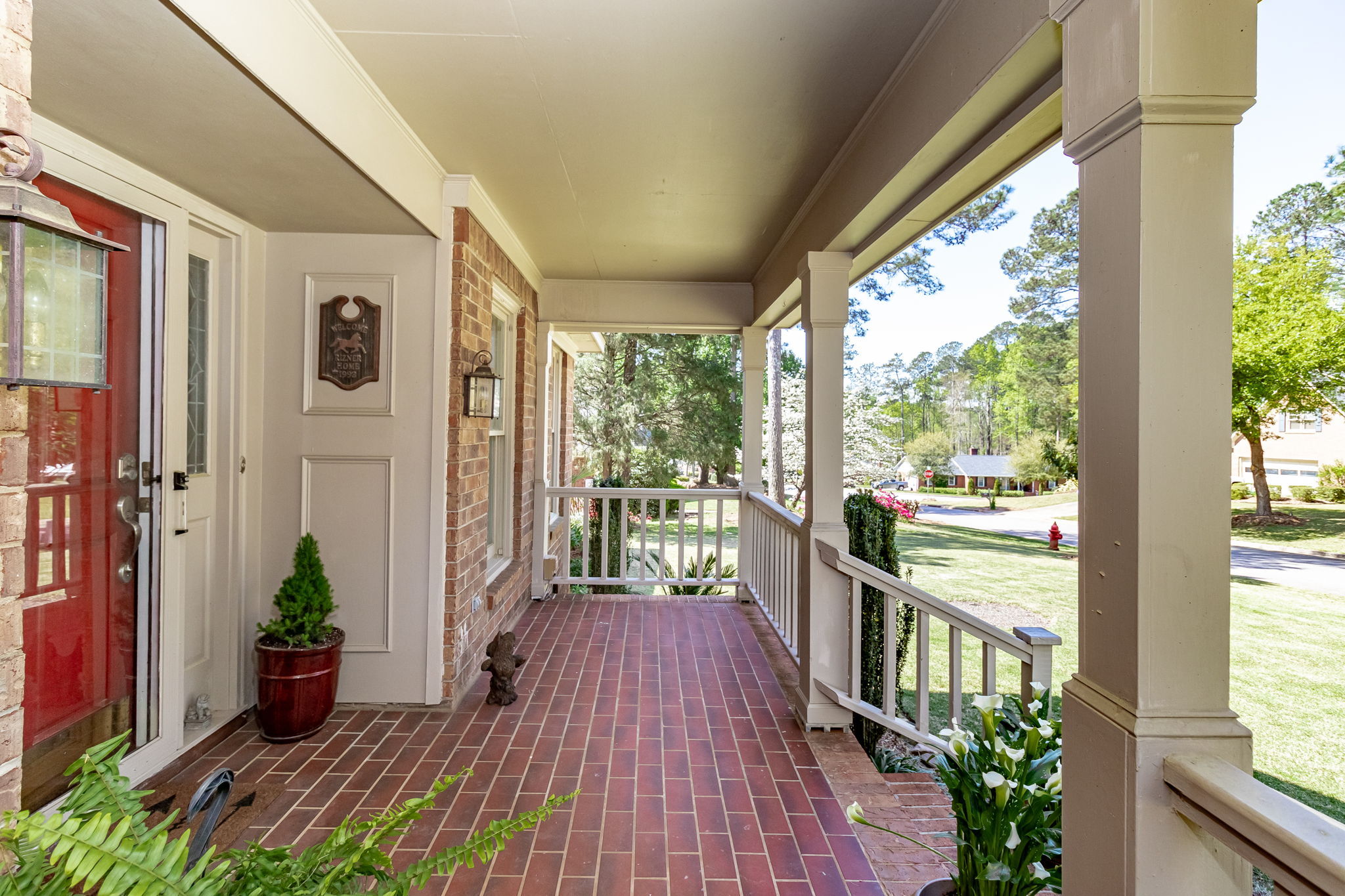 Front Porch/Entrance