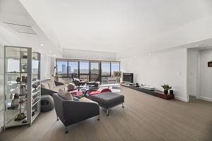 10445 Wilshire Blvd, Los Angeles, CA 90024, US Photo 3