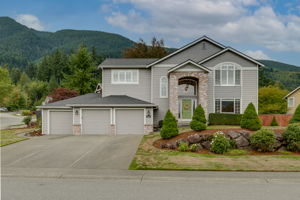 1365 Hemlock Ave SW, North Bend, WA 98045, USA Photo 1