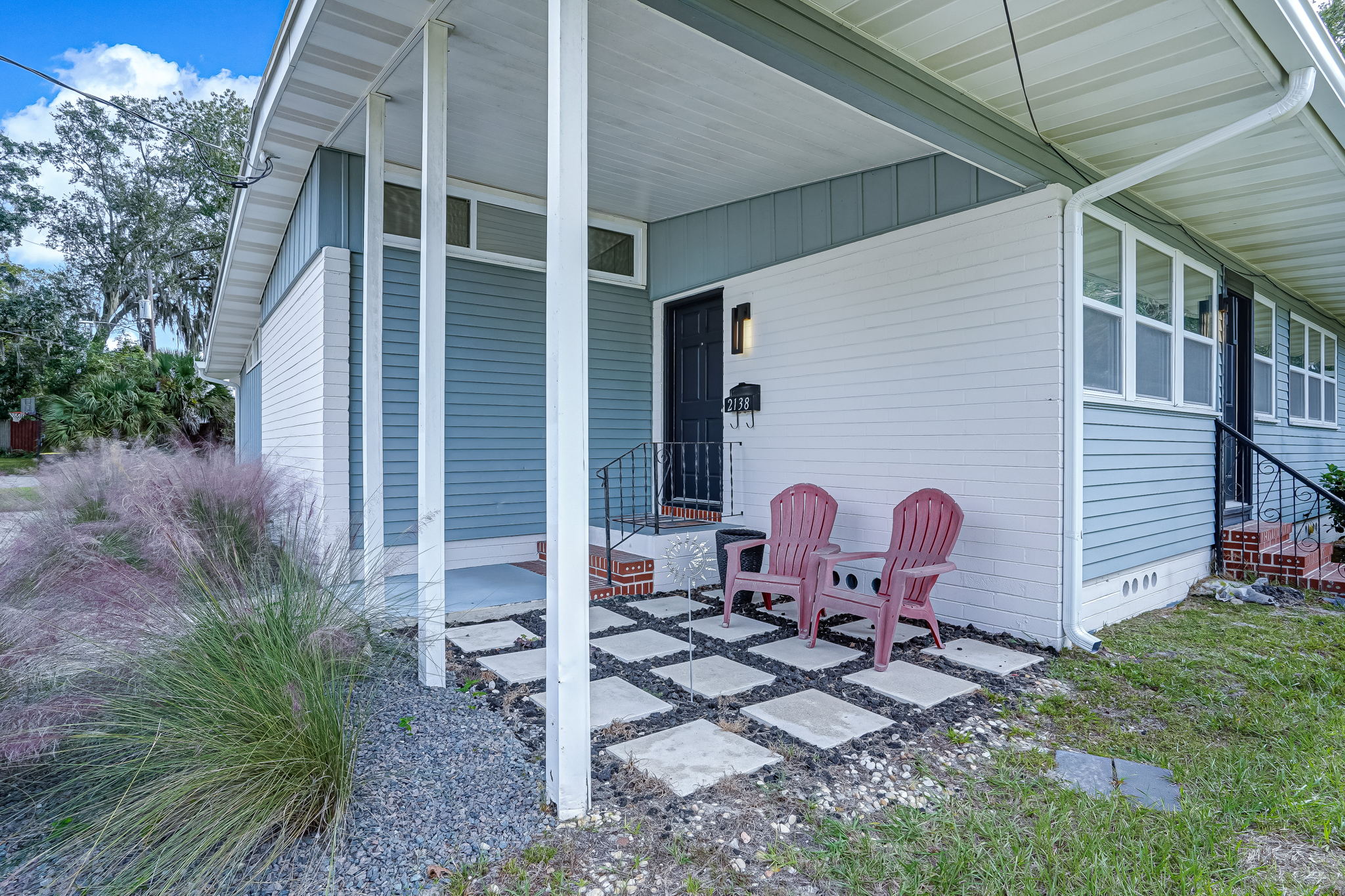 Front Porch/Entrance