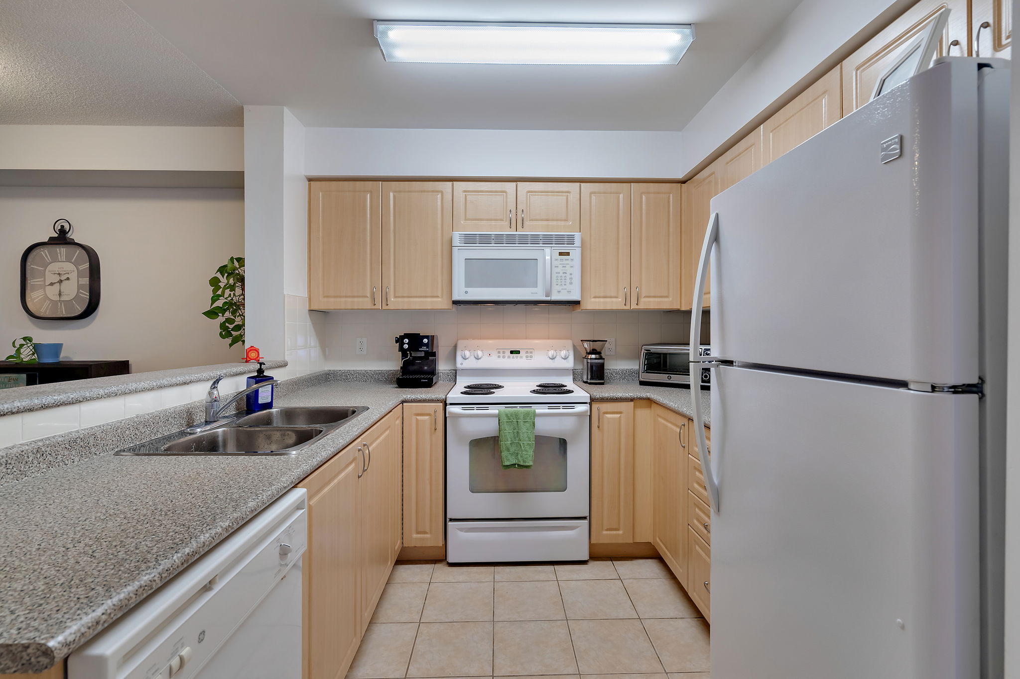 9 Michael Power Pl Unit 206, Etobicoke, ON M9A 0A5, CA Photo 6