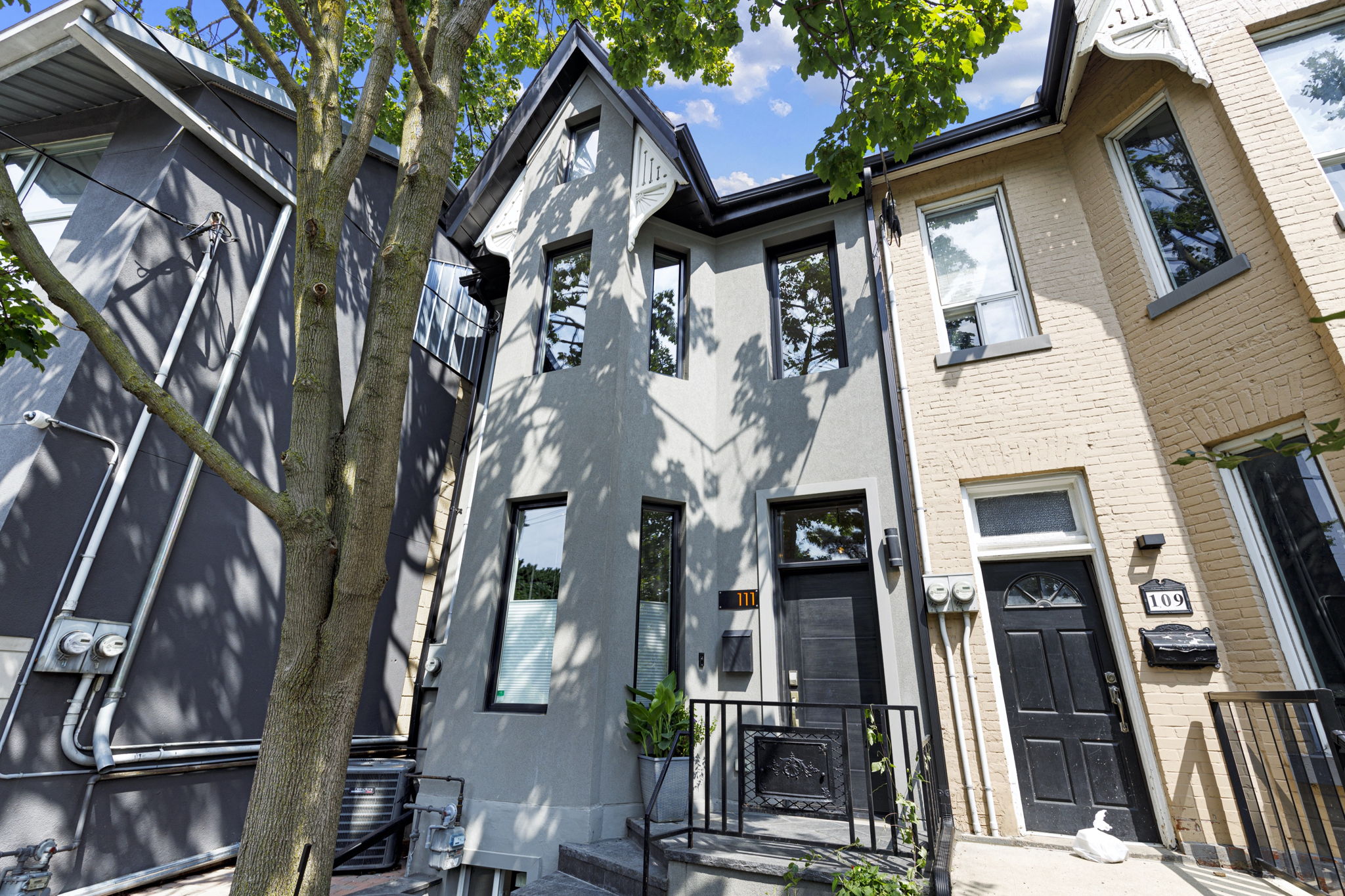 111 Walnut Ave, Toronto, ON M5V 2S1, Canada Photo 1