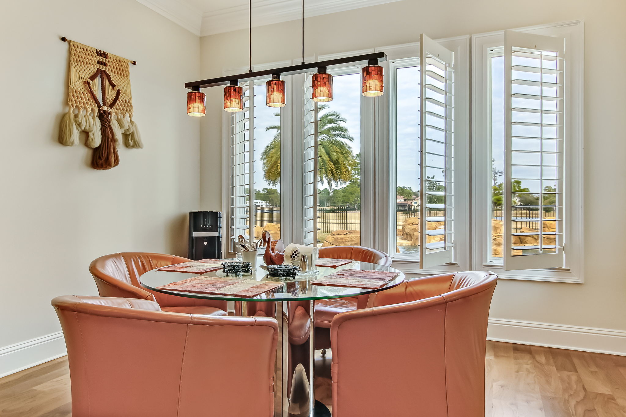 Casual Dining Opens to Lanai