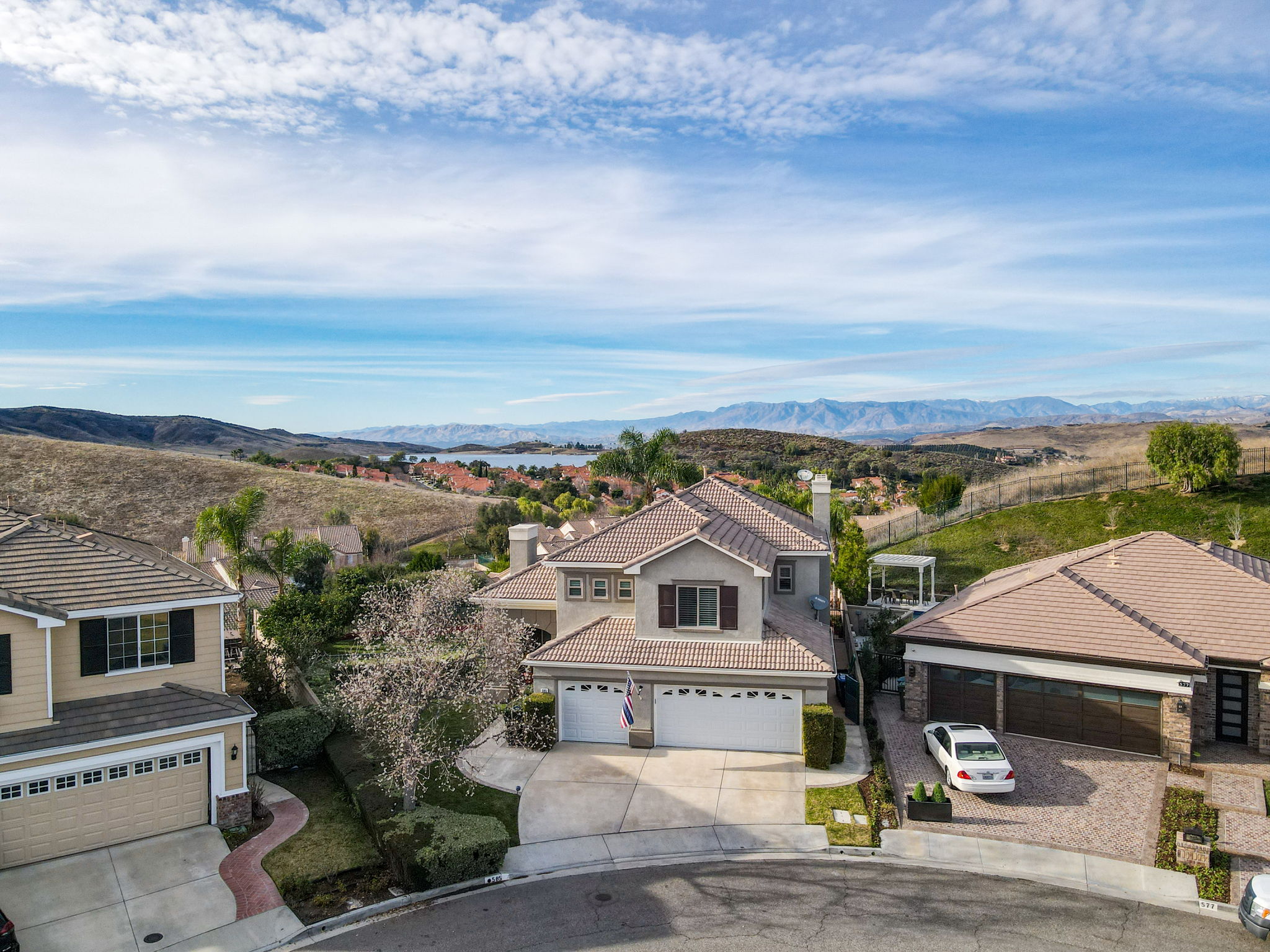 585 Blue Sky Cir, Simi Valley, CA 93065, US Photo 2