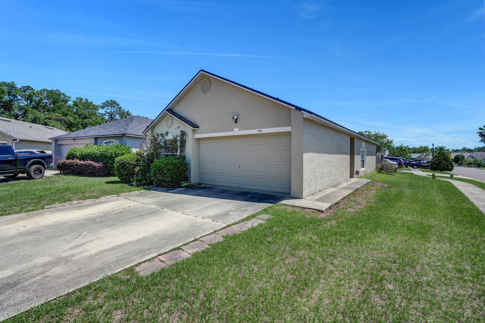 Welcome to 5596 Oak Crossing Court