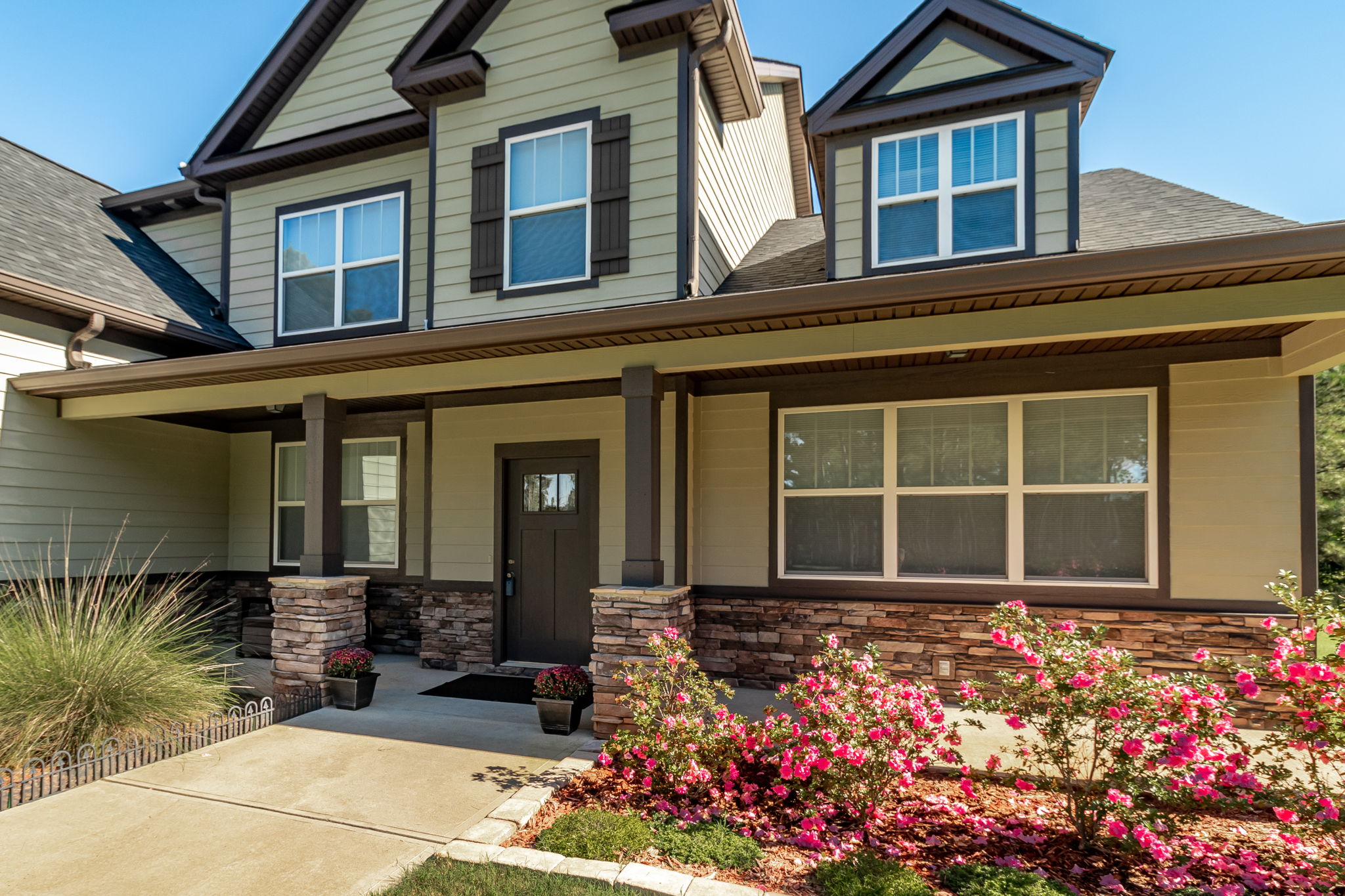 Front Porch/Entrance