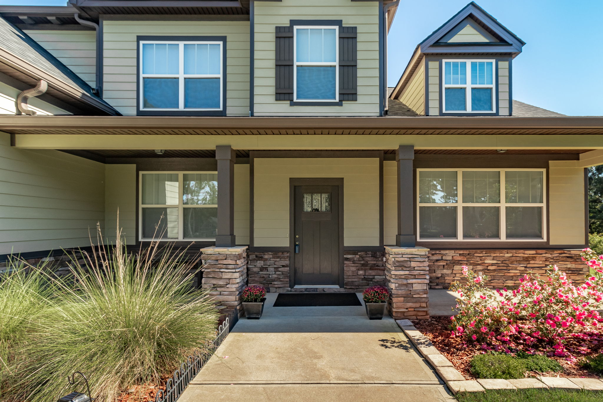 Front Porch/Entrance