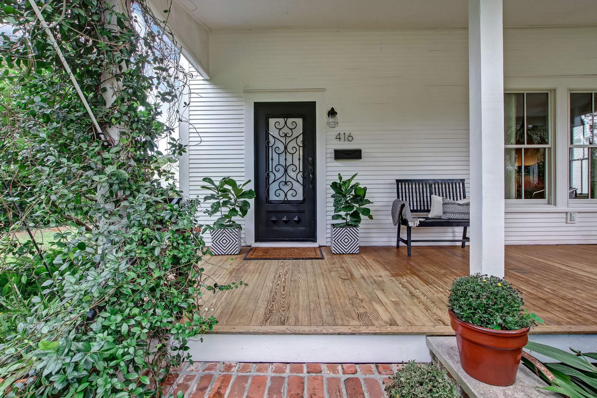Front Porch/Entrance