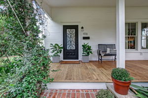 Front Porch/Entrance