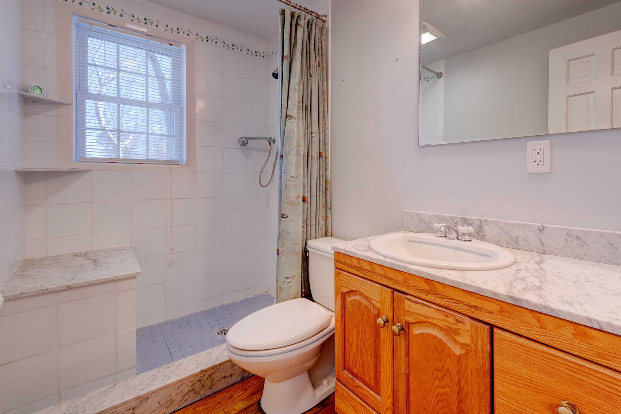 Bathroom (1st Floor)