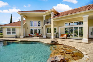 Stunning Pool with Sun shelf