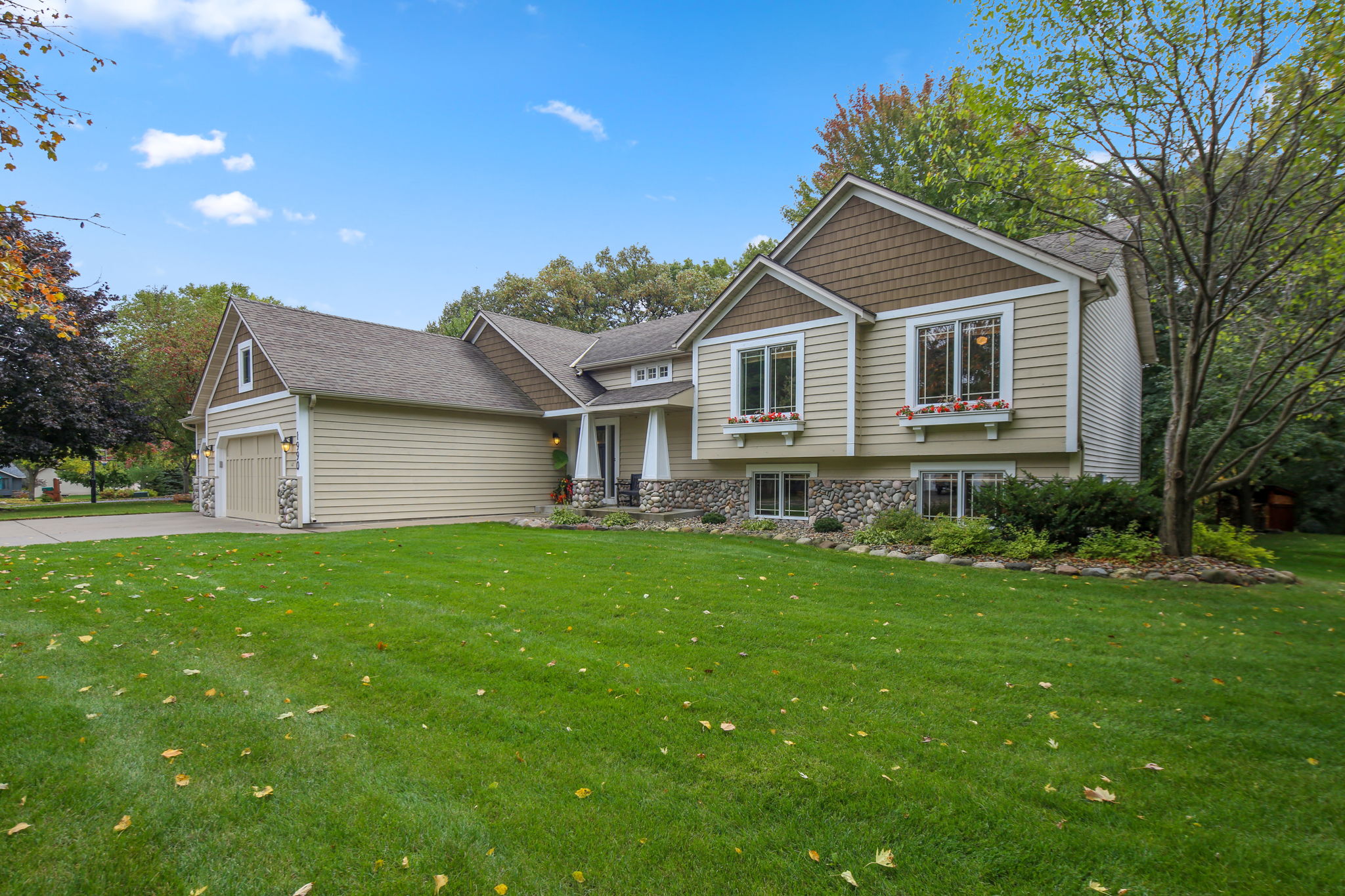 1990 Safari Trail, Eagan, MN 55122, US Photo 3