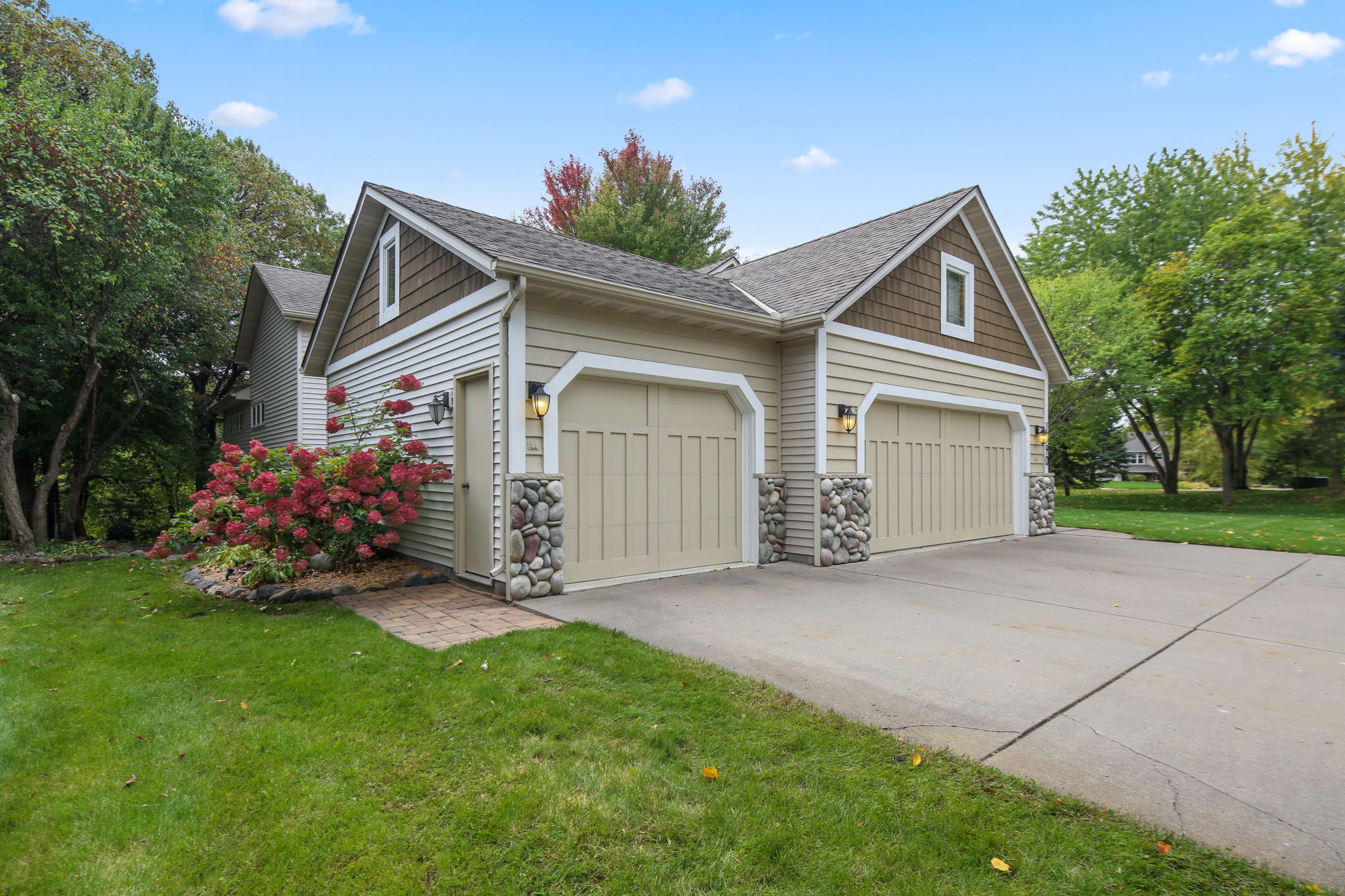 1990 Safari Trail, Eagan, MN 55122, US Photo 4