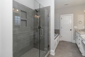 Owner's En-Suite Bath