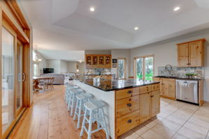 Kitchen/Breakfast Bar