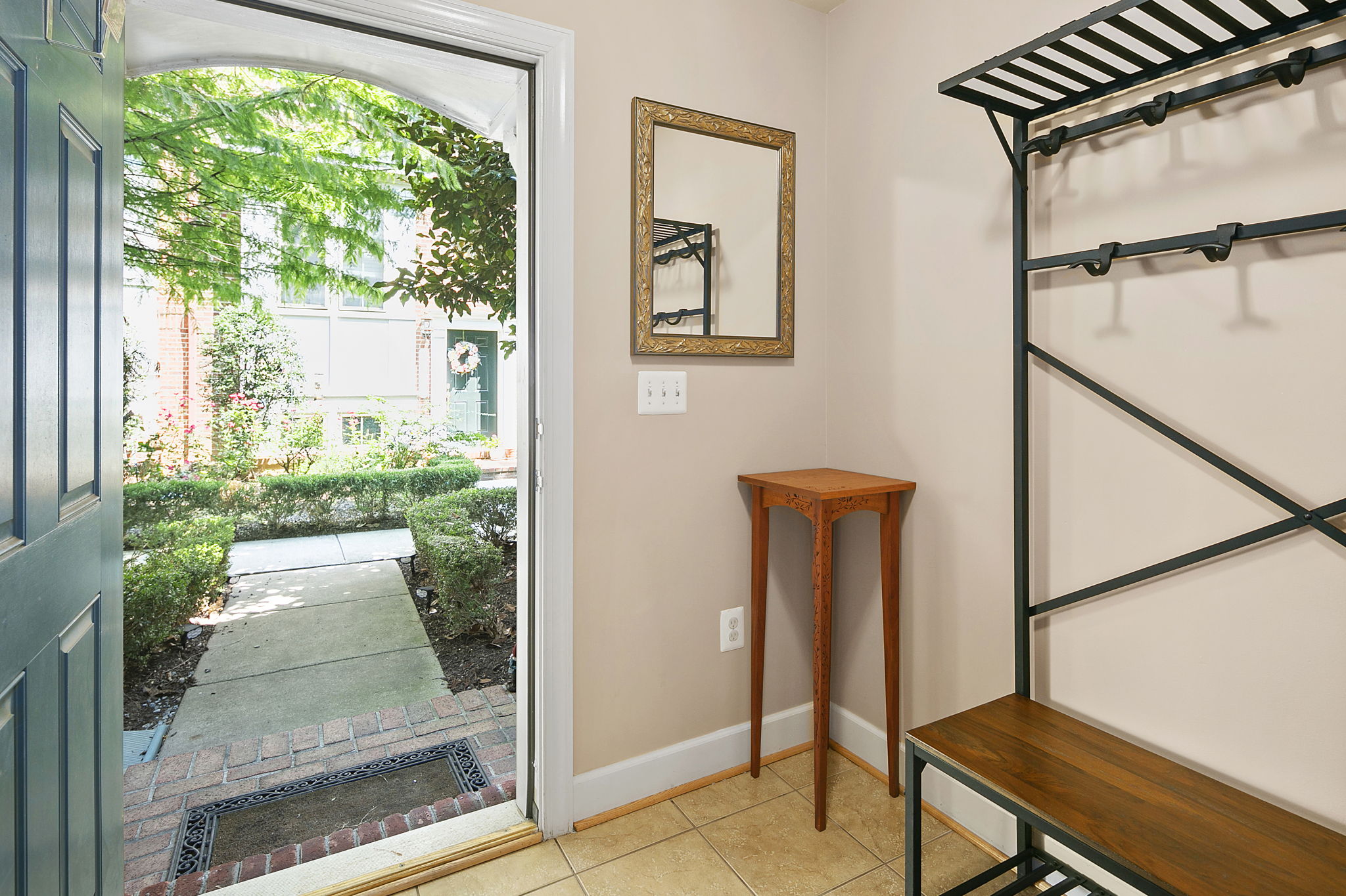 3349 S Kemper Rd, Arlington, VA 22206, USA Photo 5