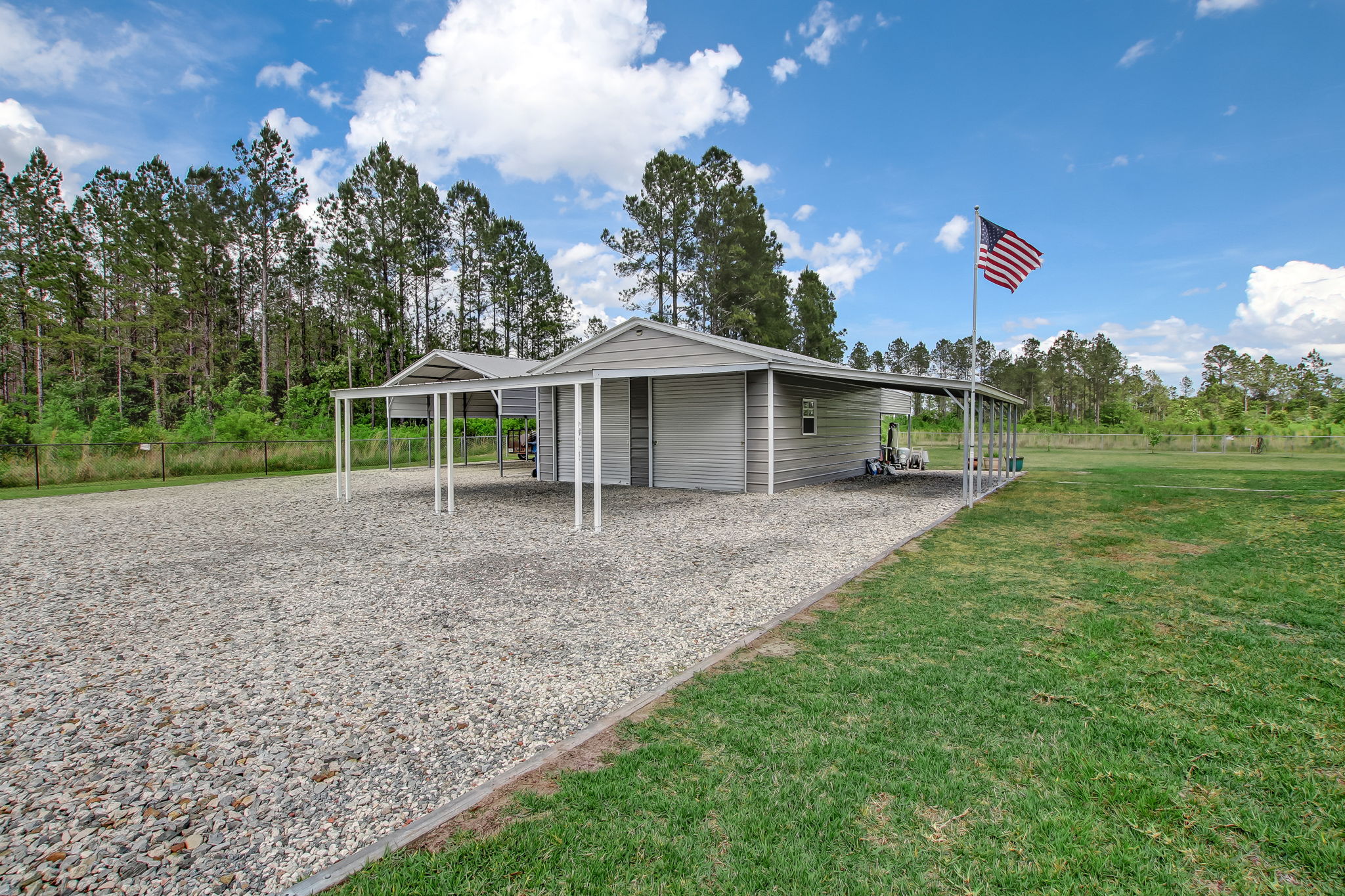 Garage/Carport