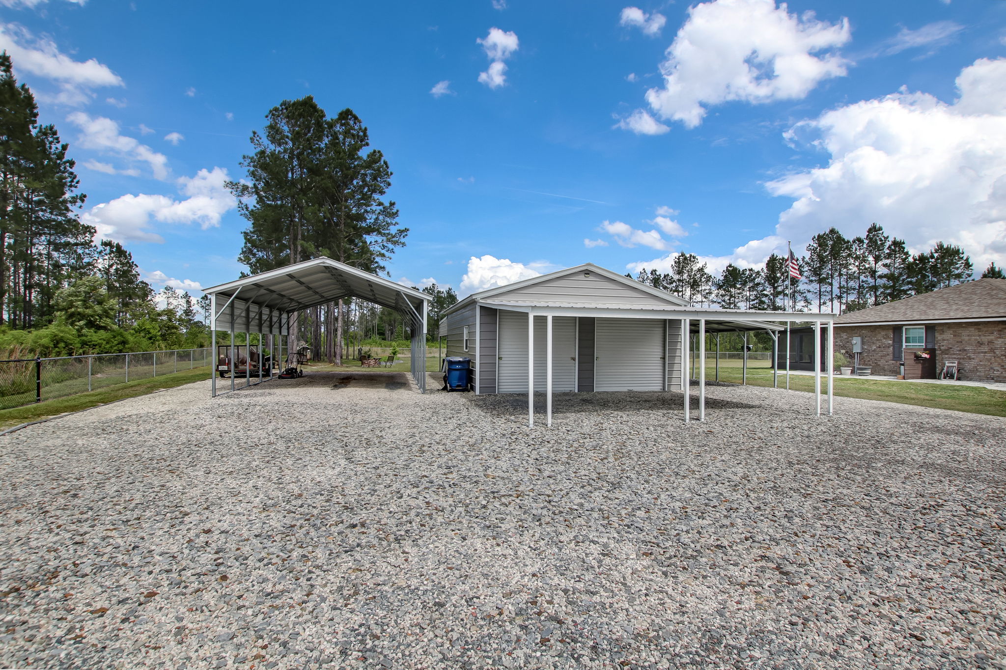 Garage/Carport