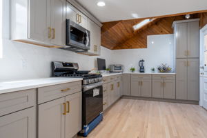 165 Robin Rd, West Hartford, CT 06119, USA Photo 16